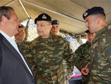 Τουρκικά F-16 πάνω από τη νήσο Παναγιά στις Οινούσσες ενώ τις επισκεπτόταν ο Π.Καμμένος